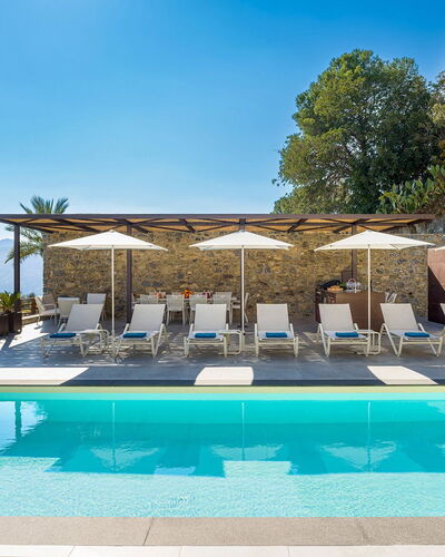 Villa Zafferano: Piscine, Mobilier De Jardin, Recours, Eco Hôtel, Parapluie, Balancelle, Chaise, Ombre, Loisir, Hôtel
