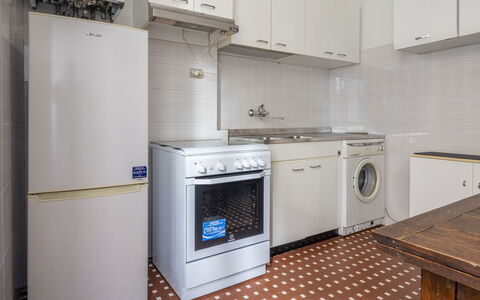 Da Federico, Apartment Genova Brignole: Appareil De Cuisine, Principaux Appliance, Sol, Cuisine, Sol, Bois, Design Intérieur, Cabinetry, Comptoir, Électroménager