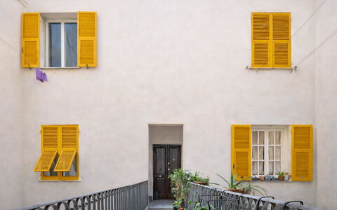 Da Federico, Apartment Genova Brignole: Jaune, Mur, Composite, Couvre-Fenêtres, Pot De Fleur, Métal, Balcon, Plante D'Appartement, Béton, Traitement De Fenetre