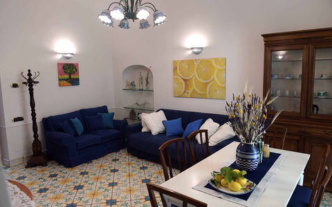 Casa Minori: Meubles, Sol, Design Intérieur, Sol, Bois, Table, Salon, Pièce, Canapé, Chaise