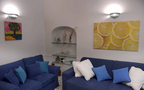 Casa Minori: Meubles, Bleu, Canapé, Mur, Design Intérieur, Salon, Coussin, Sol, Throw Pillow