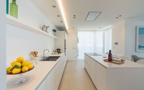 Villa Confini: Cuisine, Design Intérieur, Comptoir, Sol, Plafond, Bois, Sol, Appareil De Cuisine, Cabinetry, Luminaire