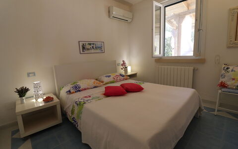 Villa Patrizia Otranto: Deluxe Countryside Retreat: Meubles, Lit, Mur, Chambre, Design Intérieur, Sol, Sol, Drap De Lit, Bois, Literie
