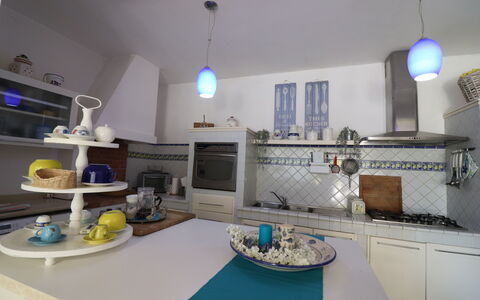 Villa Patrizia Otranto: Deluxe Countryside Retreat: Design Intérieur, Meubles, Cuisine, Sol, Comptoir, Plafond, Éclairage, Pièce, Appareil De Cuisine, Table