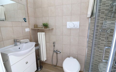 Luisa: Lavabo, Luminaire Plomberie, Évier, Sol, Design Intérieur, Salle De Bains, Sol, Meubles, Robinet, Plomberie
