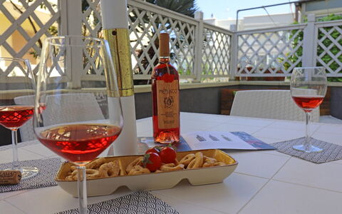 Luisa: Vaisselle, Bouteille, Drinkware, Meubles, Table, Verres À Pied, Aliments, Bar