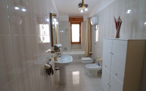 Ludovica: Sol, Lavabo, Luminaire Plomberie, Sol, Évier, Salle De Bains, Design Intérieur, Robinet, Siège De Toilette, Plomberie