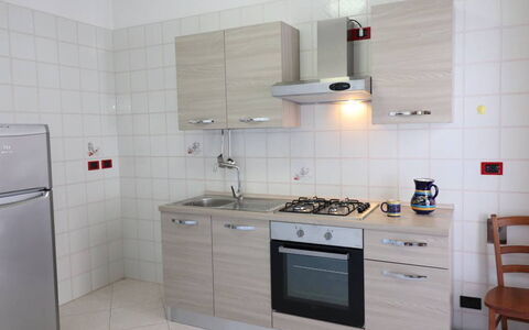 Ludovica: Cuisine, Appareil De Cuisine, Principaux Appliance, Comptoir, Cuisinière, Sol, Bois, Evier, Le Fourneau, Cabinetry