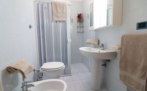 Ludovica: Sol, Sol, Luminaire Plomberie, Design Intérieur, Évier, Lavabo, Salle De Bains, Robinet, Pièce, Plomberie