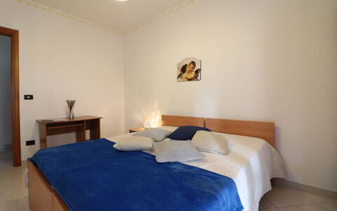 Ludovica: Meubles, Sol, Design Intérieur, Lit, Sol, Chambre, Bois, Pièce, Drap De Lit, Plafond