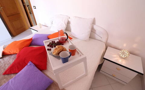 Gio: Meubles, Design Intérieur, Lit, Chambre, Drap De Lit, Pièce, Textile, Coussin, Linge, Sol