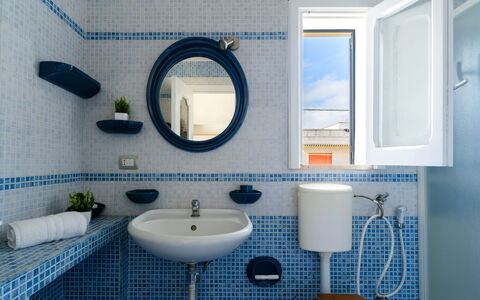 Azzurra: Bleu, Lavabo, Luminaire Plomberie, Design Intérieur, Salle De Bains, Évier, Robinet, Sol, Sol, Plomberie