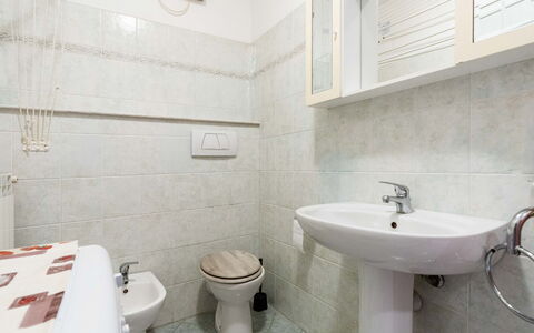 Milena: Sol, Sol, Design Intérieur, Luminaire Plomberie, Pièce, Évier, Toilette, Plafond, Plomberie, Salle De Bains