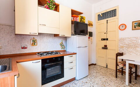 Milena: Principaux Appliance, Appareil De Cuisine, Cuisine, Bois, Sol, Design Intérieur, Sol, Comptoir, Cabinetry, Électroménager