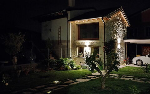 La Casetta dei Palù, Valdobbiadene: Maison, Domicile, Architecture, Nuit, Éclairage, Chalet, Porte, Luminaire, Jardin, Biens