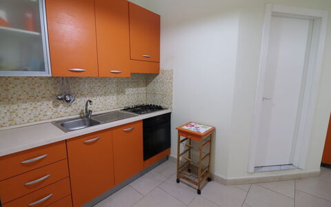 Lucia: Cuisine, Appareil De Cuisine, Principaux Appliance, Comptoir, Sol, Bois, Evier, Sol, Cabinetry, Design Intérieur