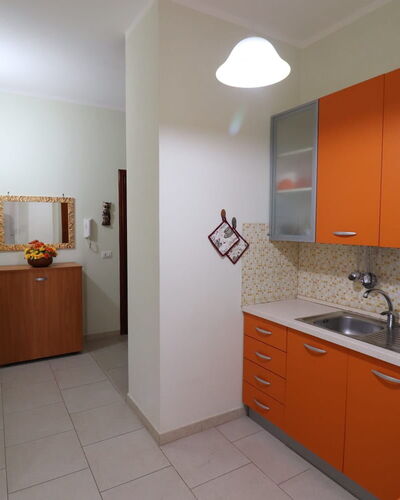Lucia: Cuisine, Comptoir, Sol, Bois, Appareil De Cuisine, Principaux Appliance, Design Intérieur, Cabinetry, Sol, Meubles
