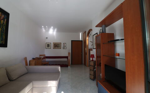 Noemi'S House in Otranto: Sol, Meubles, Sol, Design Intérieur, Bois, Canapé, Salon, Pièce, Plafond, Éclairage
