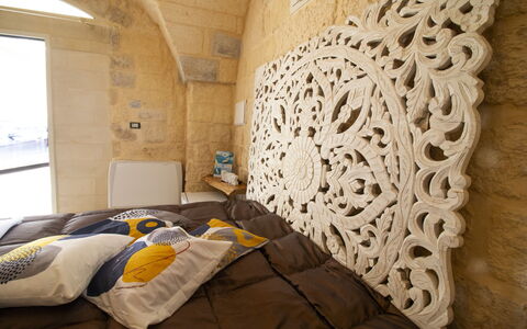 Coclea Heritage Suites: Chambre, Literie, Drap De Lit, Linge, Lit, Cadre De Lit, Oreiller, Tache De Bois, Conception, Throw Pillow