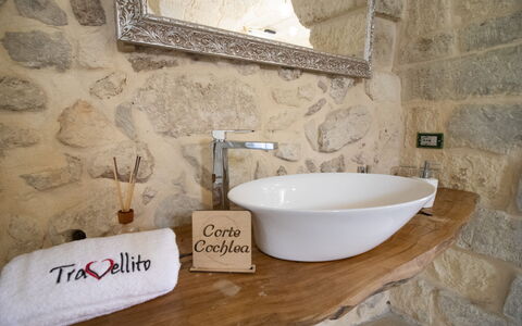 Coclea Heritage Suites: Design Intérieur, Luminaire Plomberie, Sol, Lavabo, Salle De Bains, Robinet, Évier, Pièce, Plomberie, Miroir