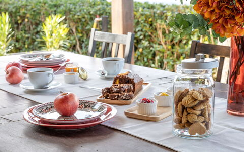 Casale Dolcemare: Aliments, Vaisselle, Serveware, Ingrédient, Table, Vaisselle, Drinkware, Meubles, Assiette, Fruit