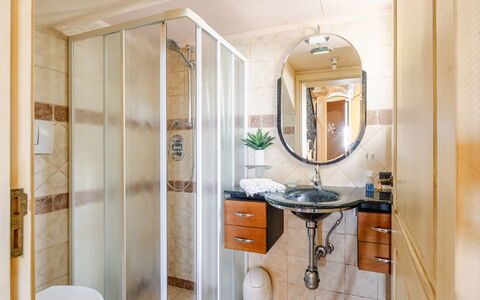 Casale Dolcemare: Design Intérieur, Sol, Sol, Miroir, Meubles, Luminaire Plomberie, Éclairage, Pièce, Lavabo, Salle De Bains