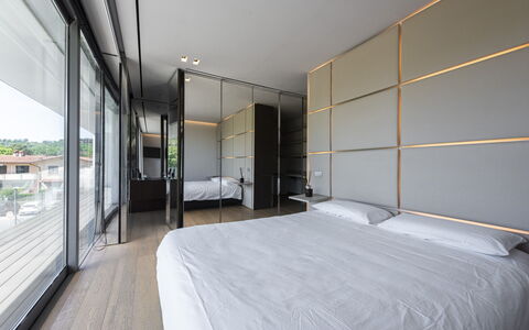 Villa Bilor Luxe: Design Intérieur, Sol, Sol, Lit, Chambre, Appartement, Verre, Cadre De Lit, Daylighting, Literie