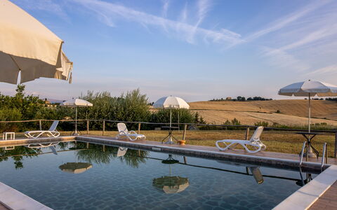 Il Giuncheto Apartments, Pool, Umbrian Countryside: Piscine, Mobilier De Jardin, Balancelle, Parapluie
