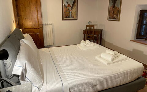 Borgo Antico, Pool, Barberino del Mugello: Chambre, Lit, Bois, Drap De Lit, Literie, Meubles, Design Intérieur, Cadre De Lit, Pièce, Sol