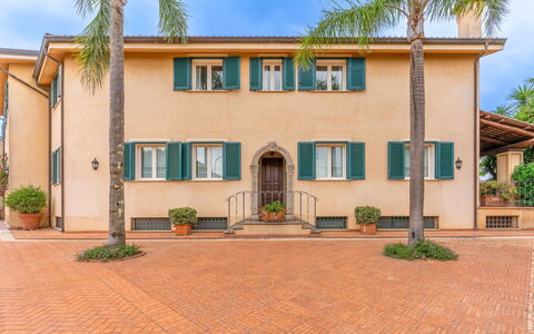 Villa Polistena: Hacienda, Balcon, Villa