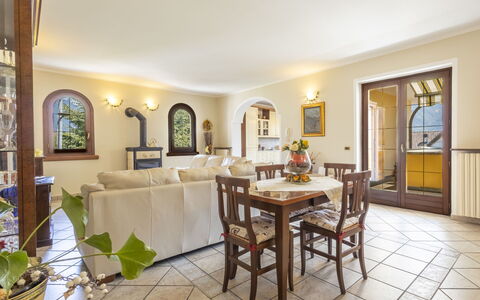 Dimora Lali: Meubles, Design Intérieur, Sol, Plafond, Table, Sol, Pièce, Salle À Manger, Éclairage, Table Cuisine Et Salle A Manger
