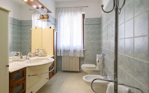 Dimora Lali: Luminaire Plomberie, Sol, Lavabo, Design Intérieur, Évier, Salle De Bains, Sol, Robinet, Plomberie, Éclairage