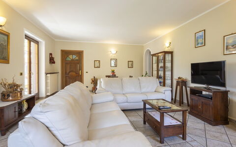 Dimora Lali: Meubles, Design Intérieur, Sol, Canapé, Sol, Bois, Plafond, Pièce, Salon, Table