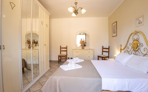 Dimora Lali: Meubles, Sol, Design Intérieur, Sol, Plafond, Chambre, Pièce, Lit, Appartement, Table