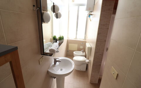 Galene'S Home: Lavabo, Salle De Bains, Luminaire Plomberie, Évier, Sol, Mur, Sol, Siège De Toilette, Toilette, Design Intérieur