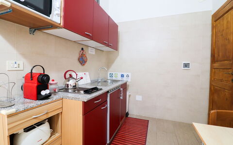Kyma'S House: Appareil De Cuisine, Cuisine, Principaux Appliance, Sol, Comptoir, Bois, Cabinetry, Evier, Meubles, Sol