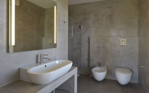 Villa Carovi: Mur, Sol, Luminaire Plomberie, Salle De Bains, Sol, Design Intérieur, Évier, Lavabo, Robinet, Plomberie