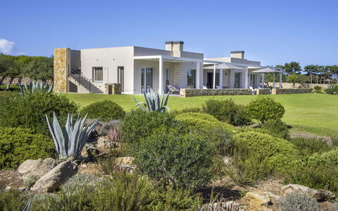 Villa Carovi: Domicile, Biens, Jardin, Ferme, Aménagement Paysager, Villa, Manoir, Pelouse, Hacienda, Cour