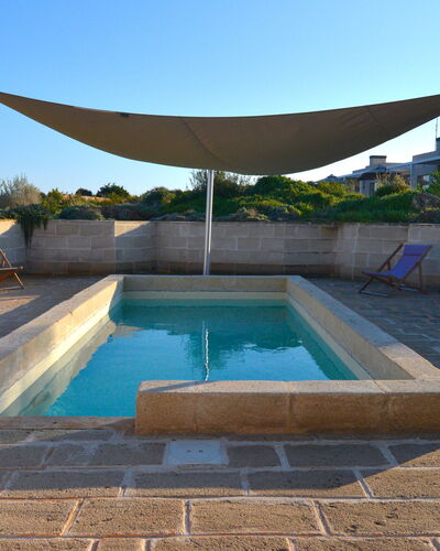 Villa Carovi: Piscine, Composite, Ombre, Dalle, Béton, Mobilier De Jardin, Tuile, Aménagement Paysager, Arrière-Cour, Cour