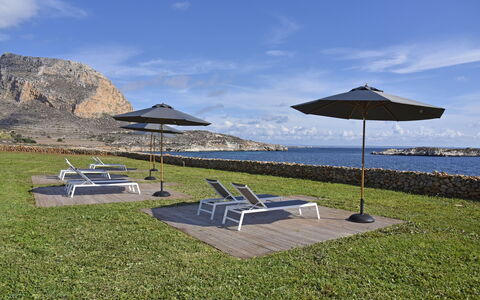 Villa Stornella: Meubles, Mobilier De Jardin, Mer, Cotiers Et Relief Océaniques, Côte, Océan, Chaise, Ombre, Tableau De Plein Air, Rive