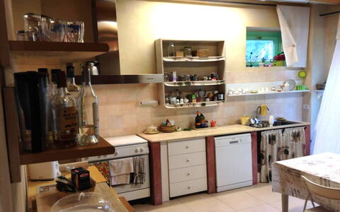 Villa Checco: Appareil De Cuisine, Cuisine, Meubles, Principaux Appliance, Comptoir, Design Intérieur, Cabinetry, Sol, Rayonnage, Étagère