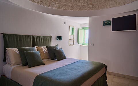 Trullo Emmebi Vista Valle D'Itria: Meubles, Design Intérieur, Sol, Plafond, Pièce, Lit, Chambre, Luminaire, Lampe, Oreiller
