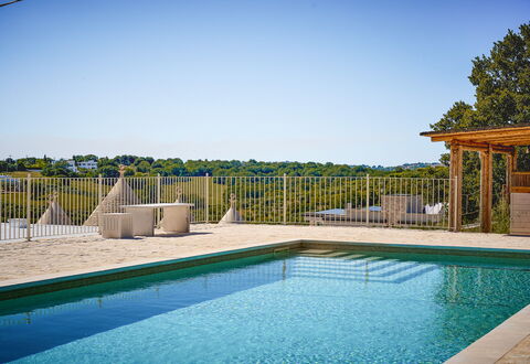 Trullo Emmebi Vista Valle D'Itria: Bleu, Piscine, Mobilier De Jardin, Composite, Recours, Ombre, Eco Hôtel, Plate-Forme, Balancelle, Chaise