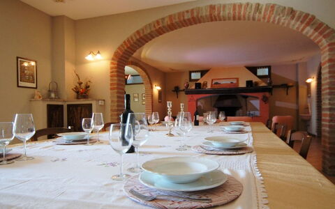 Terre di Giano Private Pool and View, Umbria: Meubles, Design Intérieur, Table, Chaise, Plafond, Luminaire, Table Cuisine Et Salle A Manger, Salle À Manger, Pièce, Éclairage