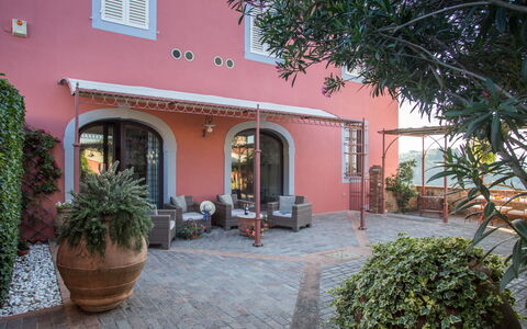 Villa Camelia: Mur, Architecture, Façade, Domicile, Pot De Fleur, Porte, Hacienda, Plante D'Appartement, Balcon, Biens