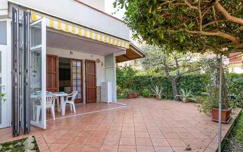 Veranda sul Conero: Porche, Ombre, Plante D'Appartement, Pot De Fleur, Balcon, Tache De Bois, Structure En Plein Air, Conception, Eco Hôtel, Cour