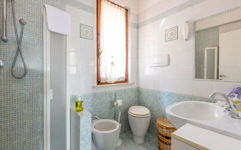 Veranda sul Conero: Salle De Bains, Luminaire Plomberie, Sol, Design Intérieur, Sol, Lavabo, Toilette, Évier, Siège De Toilette, Robinet