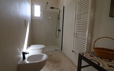 Elegante Villa Casale 50: Sol, Mur, Sol, Luminaire Plomberie, Siège De Toilette, Salle De Bains, Design Intérieur, Toilette, Lavabo, Plomberie