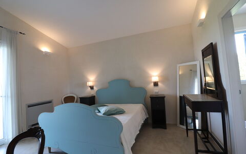 Elegante Villa Casale 50: Meubles, Design Intérieur, Lit, Chambre, Sol, Drap De Lit, Plafond, Literie, Sol, Pièce