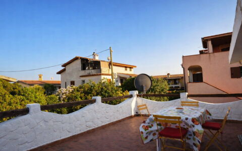 Appartamento Tamara, Budoni: Mur, Architecture, Domicile, Balcon, Ombre, Hacienda, Plante D'Appartement, Pot De Fleur, Villa